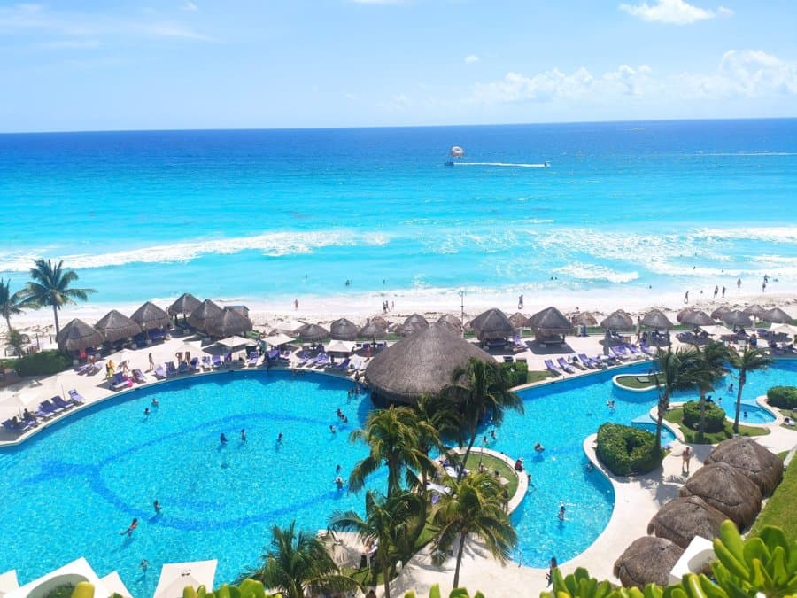 Cancún beach resort pool